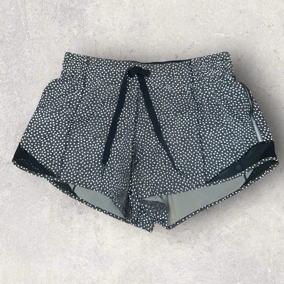 Lululemon Hotty Hot 4” Short Reflective
Frozen Fizz Reflective Silver Size 8 - Picture 2 of 9